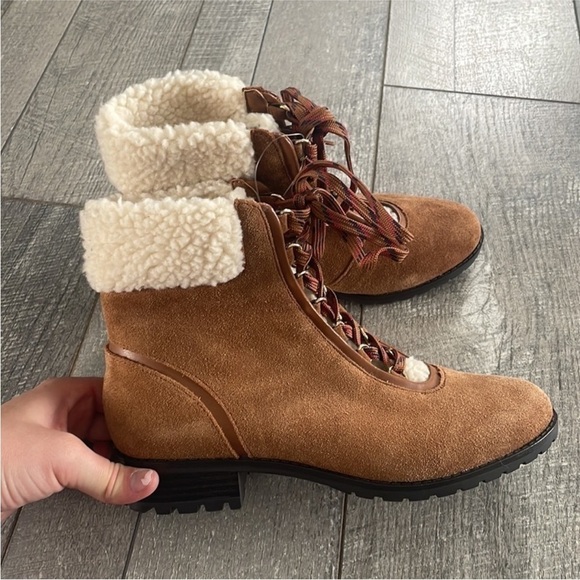 Crown & Ivy Size 7.5 Sherpa Lined Lace Up Boots. - Picture 8 of 9